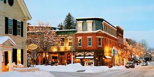 tänav hoonete ja lumega Woodstock Vermontis