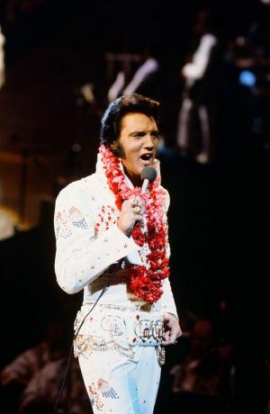 Hawaiilt pärit elvis aloha kujutas Elvis Presleyt otseesinemise ajal honolulu rahvusvahelises keskuses, hawaii 14. jaanuaril 1973 tema nbc erifoto eest, mille autor on gary nullnbcu foto banknbcuniversal kaudu getty images via getty pilte