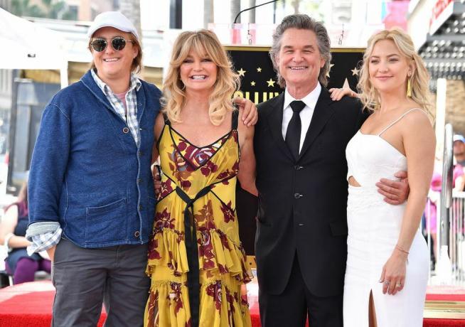 hollywood, ca 04. mai Boston Russell, autasustatud Goldie Hawn, Kurt Russell ja näitleja Kate Hudson austati kahekordsega tähetseremoonia hollywoodi kuulsuste jalutuskäigul 4. mail 2017 Hollywoodis, Californias, foto autor steve granitzwireimage