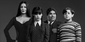 kolmapäev l to r catherine zeta jones kui morticia adams, jenna ortega kui kolmapäev addams, luis guzmán kui gomez addams, issac ordonez kui pugsley addams kolmapäeval cr tänu netflixile © 2022