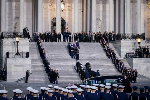 Kongressi liidrite võõrustaja saabumise tseremoonia Kapitoolias hilise presidendi George H.W. Bush