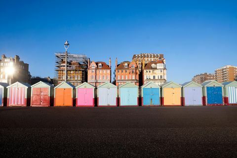 Värvilised majakesed rannas sinise taeva taustal