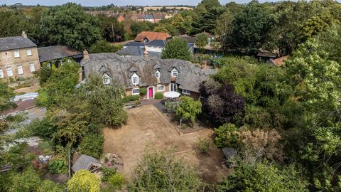 Müüa lummav õlgkatusega suvila Bedfordshire'is