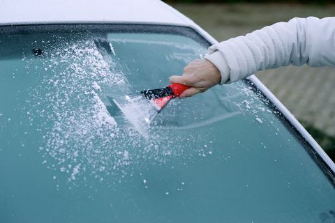 kraapides külmakraad auto esiklaasilt