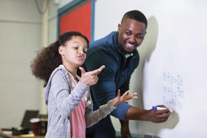 mitmerassiline 9-aastane tüdruk matemaatikatunnis, seisab tahvli taga koos oma õpetajaga, noor afroameeriklane 20ndatel vaatab õpetaja oma algklassiõpilast ja ootab, kuni ta proovib vastust välja mõelda, keskendudes tüdruk