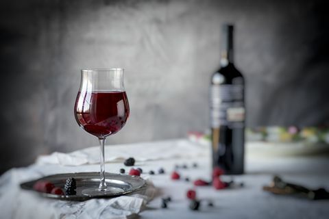 Punane vein ja marjad laual