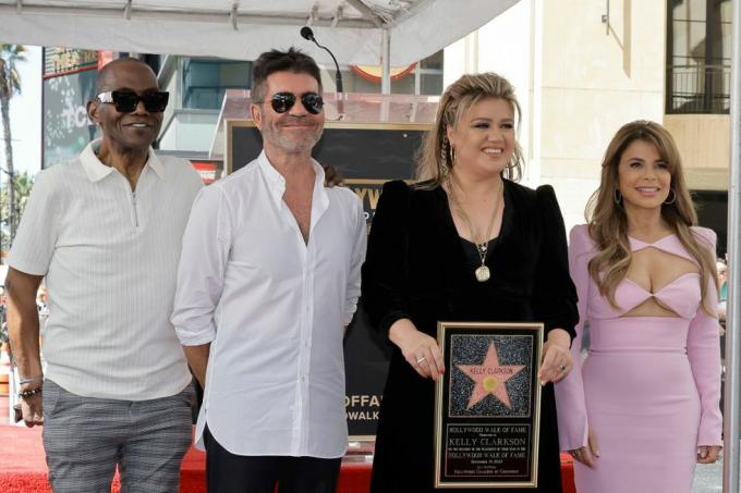 los angeles, California, 19. september l r randy jackson, simon cowell, kelly clarkson ja paula abdul osalevad Hollywoodis staaride kõnni tseremoonia kelly clarksonile 19. septembril 2022 los angelesis, Californias, foto autor kevin wintergetty pilte