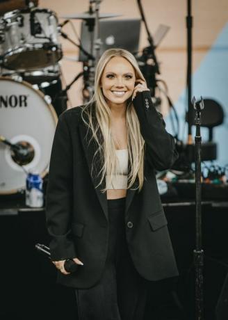 nashville, Tennessee, 10. juuni Toimetajad märgivad, et digitaalse filtriga töödeldud pilt danielle bradbery esineb laval ajal CMA fest 2022 2. päev Chevy jõeäärsel laval 10. juunil 2022 Nashville'is, Tennessee, foto autor danielle del vallegetty pilte