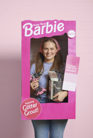 home Reno Barbie halloweeni kostüüm naisega, kes kannab roosat karpi ja hoiab käes värviproove ja värvipurki