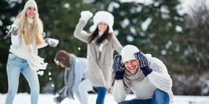 talvefestivalid koos sõpruskonnaga lumes mängimas