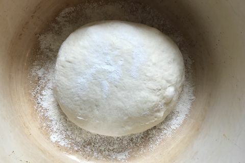 Enne küpsetamist leiva taigna pall