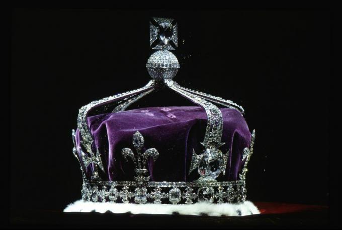 Siin on, mis juhtub kõigi kuninganna kroonide, tiaarade ja hindamatute juveelidega