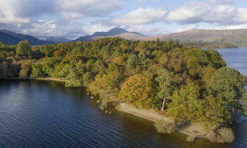 Müüa on umbes 103 aakri suurune saar, mis asub Lõuna-Loch lomond'i läänekalda lähedal