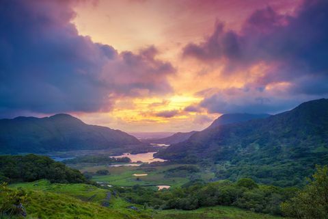 Daamide vaade Iirimaal Killarney rahvuspargis asuva Kerry rõnga N71-osa piki mägesid