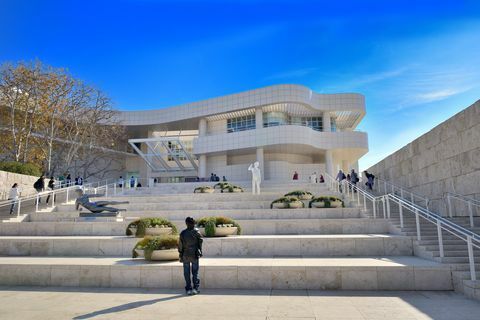 los angeles, getty keskus on kultuurilinnak ja arhitektuuribicher Meieri kavandatud uurimishoone on mäe otsas Brentwoodis, kus on osa j paul getty muuseum, keskus koosneb kuuest hoonest, pindalaga 88 200 ruutmeetrit, muuseum sisaldab skulptuurinäitusi ja klassikalist kunsti, euroopa maalid, joonistused, käsikirjad, dekoratiivkunst ja fotod, et austada gestlikke kavatsusi, Los Angeles, California osariigid