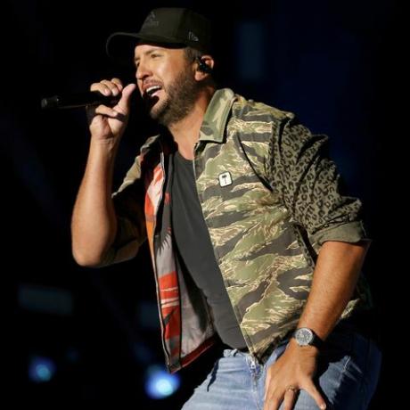 " Ameerika iidoli" kohtunik ja kantrilaulja Luke Bryan kukub 2022. aasta turnee ajal kontserdi ajal