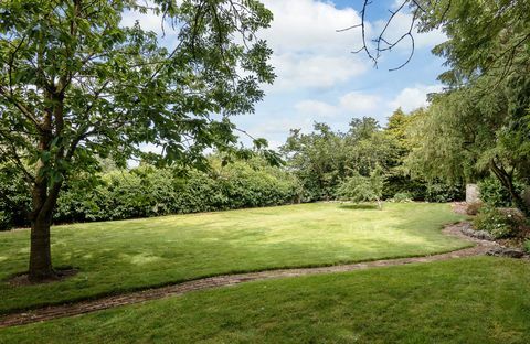 Shropshire'is asuva ait maja lähedal, suur muru ja aiarada