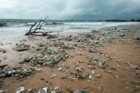 Bali, Indoneesia - 19. detsember 2017: Prügi rannas, keskkonnareostus Balil Indoneesias.