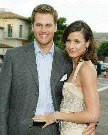 los angeles 7. juuli nfl tagamängija tom brady ja näitleja Bridget moynahan osalevad 20. sajandi esilinastusel rebased i, robot külateatris 7. juulil 2004 los angelesis, kalifornia foto autor kevin wintergetty pilte