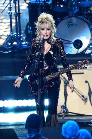 Los Angeles, Kalifornia 05. november 05. aasta 37. iga-aastasel rockrolli saalis esineb induceeritav dolly parton. kuulsuse sissetoomise tseremoonia Microsofti teatris 05. novembril 2022 los angelesis, Californias, foto autor: jeff kravitzfilmmagic