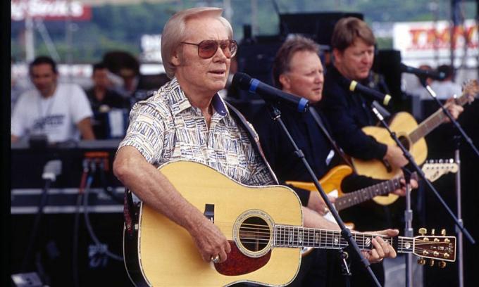 nashville 1999 kantrimuusika laulja laulukirjutaja George Jones esineb 1999. aastal Nashville'is Tennessee osariigis toimunud fännimessil foto autor: beth gwinngetty images