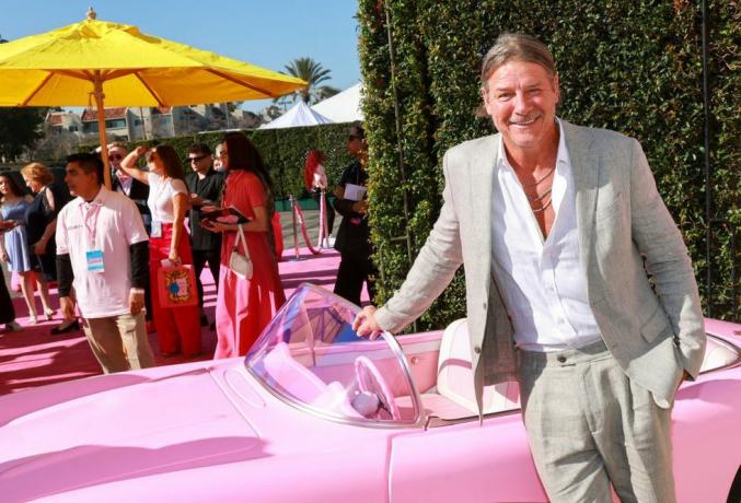 ty pennington ja roosa auto Barbie punasel vaibal