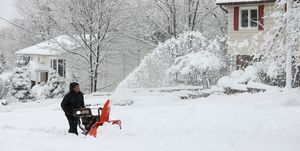 Monroe, New York, 14. märts vaade tugevale lumesajule, kui elanik üritab 14. märtsil New Yorgis Monroes maja sissepääsudest lund eemaldada, 2023 elanikku üritavad maja sissepääsudest ja autode ülaosast lund eemaldada. Foto autor: lokman vural elibolanadolu agentuur getty kaudu pilte