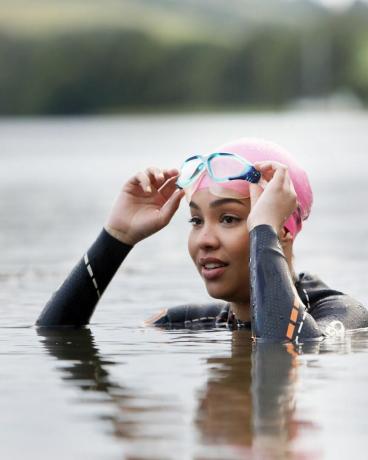 naine Ühendkuningriigis Cornwallis järves ujumas