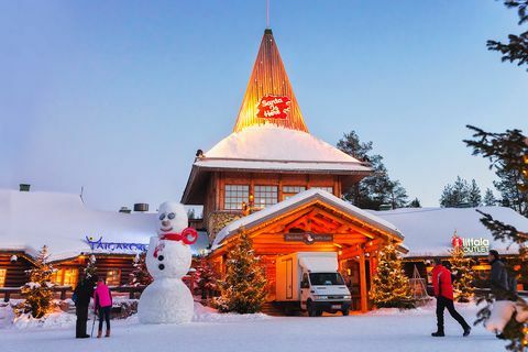 Lumememm Rovaniemi Lapimaa jõuluküla kontoris õhtul