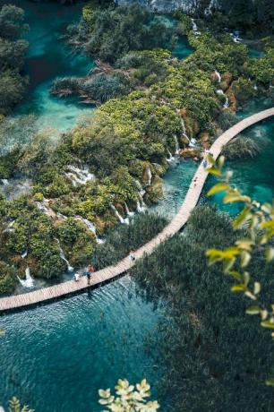 inimesed kõnnivad Plitvice järvede rahvuspargis üle puuraja üle järvede mööda koskesid ja puid