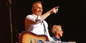 nashville, Tennessee, 26. oktoober kevin costner esineb koos oma bändiga Modern West laval Rymani auditooriumis 26. oktoobril 2021 Tennessee osariigis Nashville'is, foto autor: terry wyattgetty images