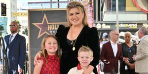 kelly clarkson ja lapsed river rose blackstock ja remington alexander blackstock poseerivad kelly staaritseremoonial clarkson hollywoodi kuulsuste jalutuskäigul 19. septembril 2022 los angelesis, Californias, foto autor michael bucknervariety getty kaudu pilte