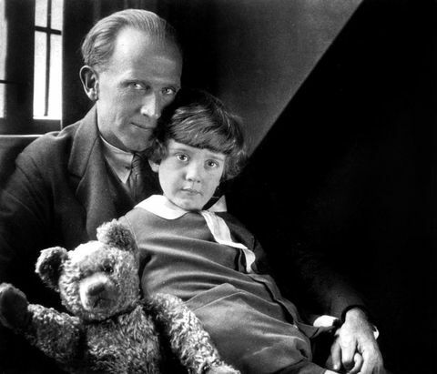 A.A. Milne ja poeg Christopher Robin ning tema mängukaru 1926. aastal