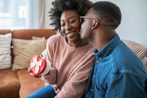 portree romantilisest afroameerika paarist, kes tähistab armastust
