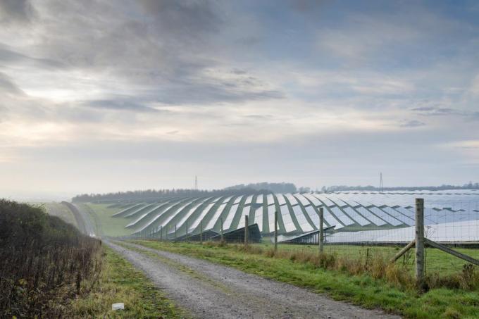 aiaga piiratud päikeseenergiakeskus Inglise maapiirkonna südames, mille kõrval kulgeb kitsas pinnasrada põllumaale