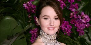 kaitlyn dever osaleb universaalsete piltide esilinastusel pilet paradiisi päitsetega topis ja sobiva seelikuga