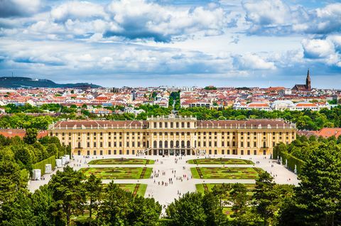 Ilus vaade kuulsale Schonbrunni paleele koos Suure Parterre aiaga Viinis, Austrias