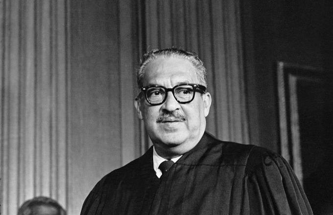 Thurgood marshall, orja lapselaps, võtab koha Ameerika Ühendriikide ülemkohtu esimese mustanahalise liikmena