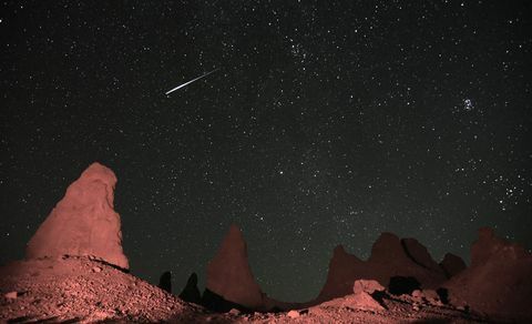 trona, Californias 2. augustil vaade meteoriidile, mis sirguvad surmaorgu lähedal troonipiirkondade kohal, ca iga-aastase persidi meteooride ajal, 2. august 2019 foto autor: bob riha jr, getty images