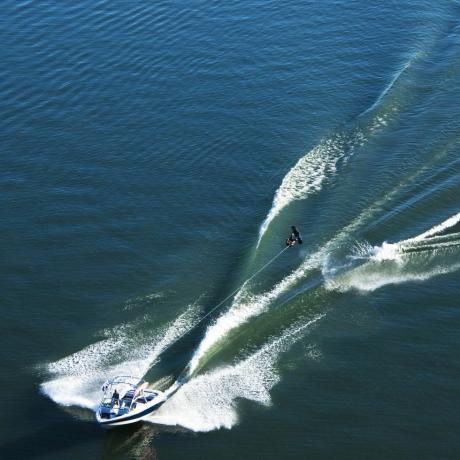 sportlik wakeboarder hüppab järele