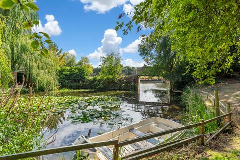 Müüa lummav õlgkatusega suvila Bedfordshire'is