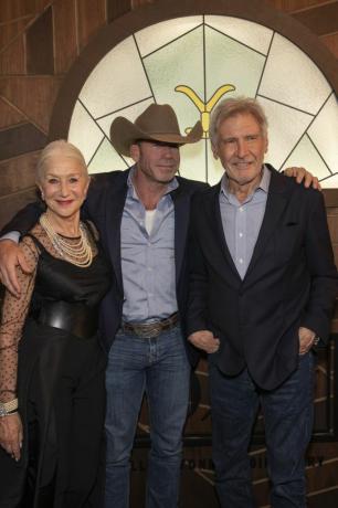 las vegas, nevada 03. detsember helen mirren, taylor sheridan ja harrison ford osalevad 1923. aasta las vegases esilinastus 3. detsembril 2022 lisateatris wynn las vegases, las vegas, nevada foto autor shy mcgrathwireimage