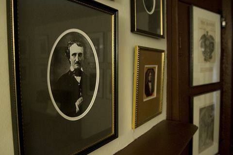 minna afp lugu fabienne faur, meie kirjandusmuuseumi majanduse järgi. fotod kirjutaja edgar allan poe ja tema perekonnast, ripuvad baltisaare kirjanike endises kodus asuva edgar allan poe maja ja muuseumi seinale, Maryland, 11. augustil 2011 sai poeg, kes elas 1809. aastast kuni 1849. aastani, oma eelarveprobleemide tõttu tuntuks müstiliste novellide ja luuletuste poolest. baltimore'i linn, poe muuseum ähvardab sulgeda afp foto saul loeb rohkem pilte pildifoorumis fotokrediit peaks lugema saul loebafp via getty pilte