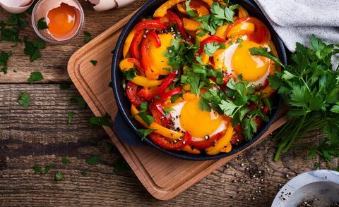 Shakshouka, paprika kastmes küpsetatud praetud munad